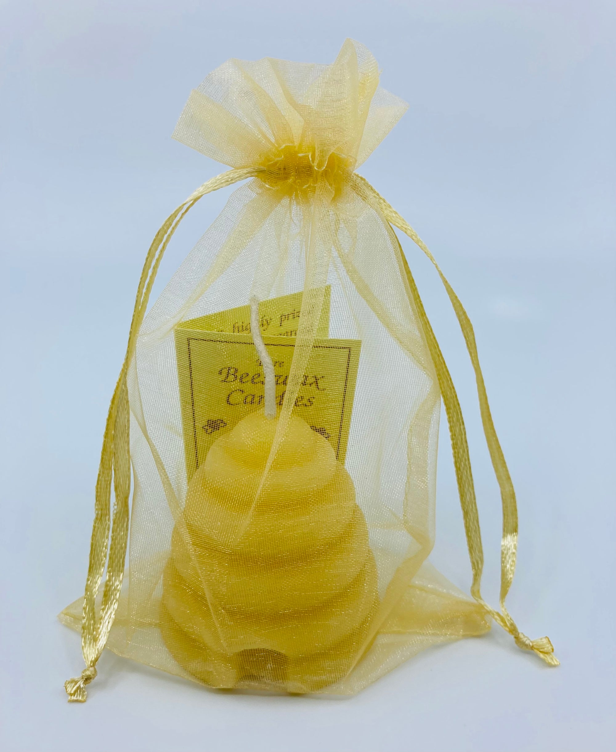 This 100% beeswax candle is packaged in a yellow organza bag and contains a small booklet on the benefits of beeswax candles.